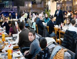 Koruması altındaki çocuklarla iftar